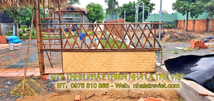 Thi Công Chòi Tranh Miền Tây & Sân Vườn 1 Thi công chòi tranh sân vườn với khung tre mộc mạc, mái cao thoáng đãng.