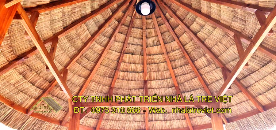 Thi Công Chòi Tranh Miền Tây & Sân Vườn 4 Chi tiết liên kết giữa cột gỗ tràm và vì kèo mái chòi tranh.
