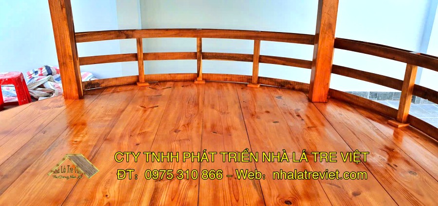 Thi Công Chòi Tranh Miền Tây & Sân Vườn 5 Góc nhìn từ dưới lên, thể hiện độ dày của mái cỏ tranh.